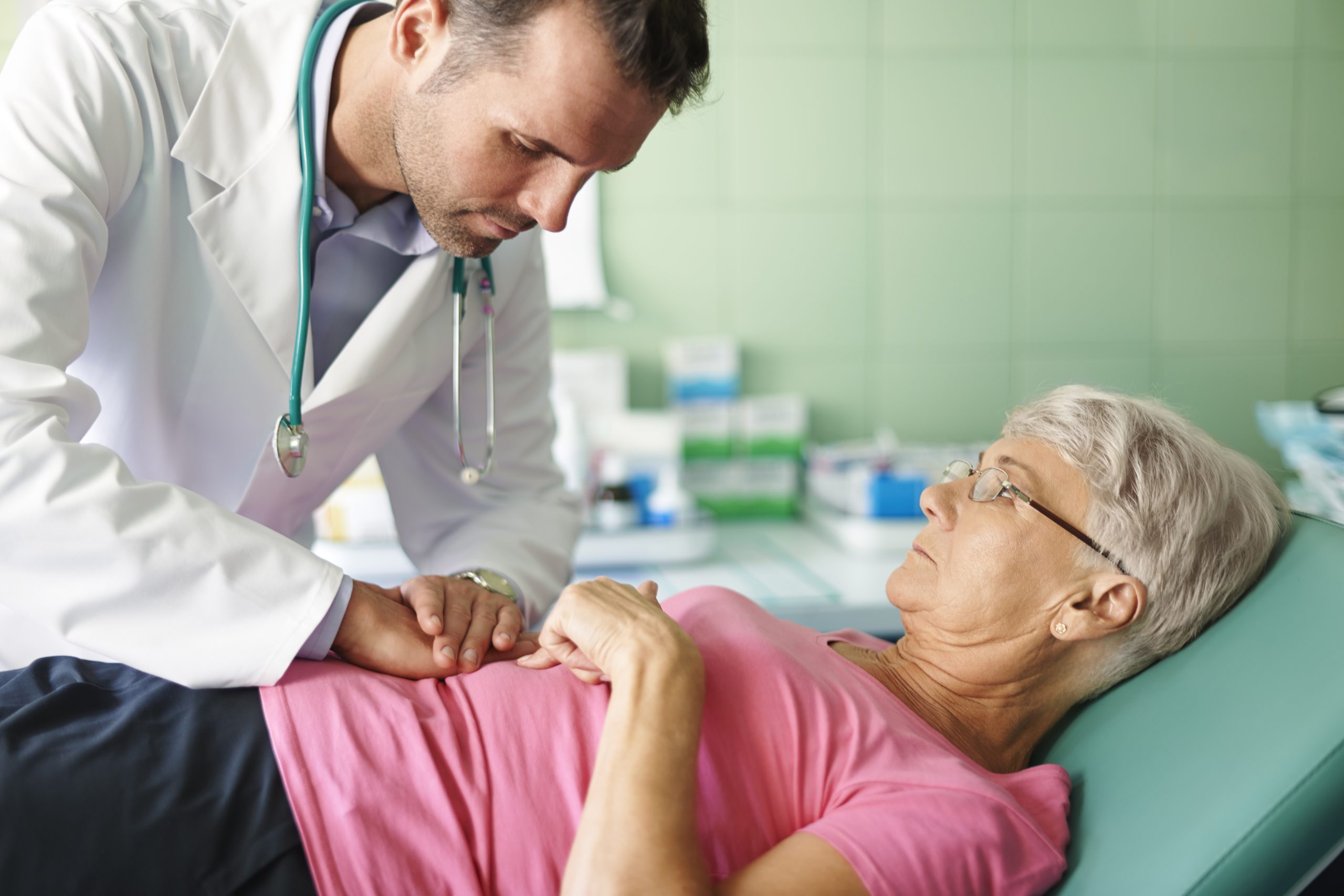 Médico cuidando da paciente