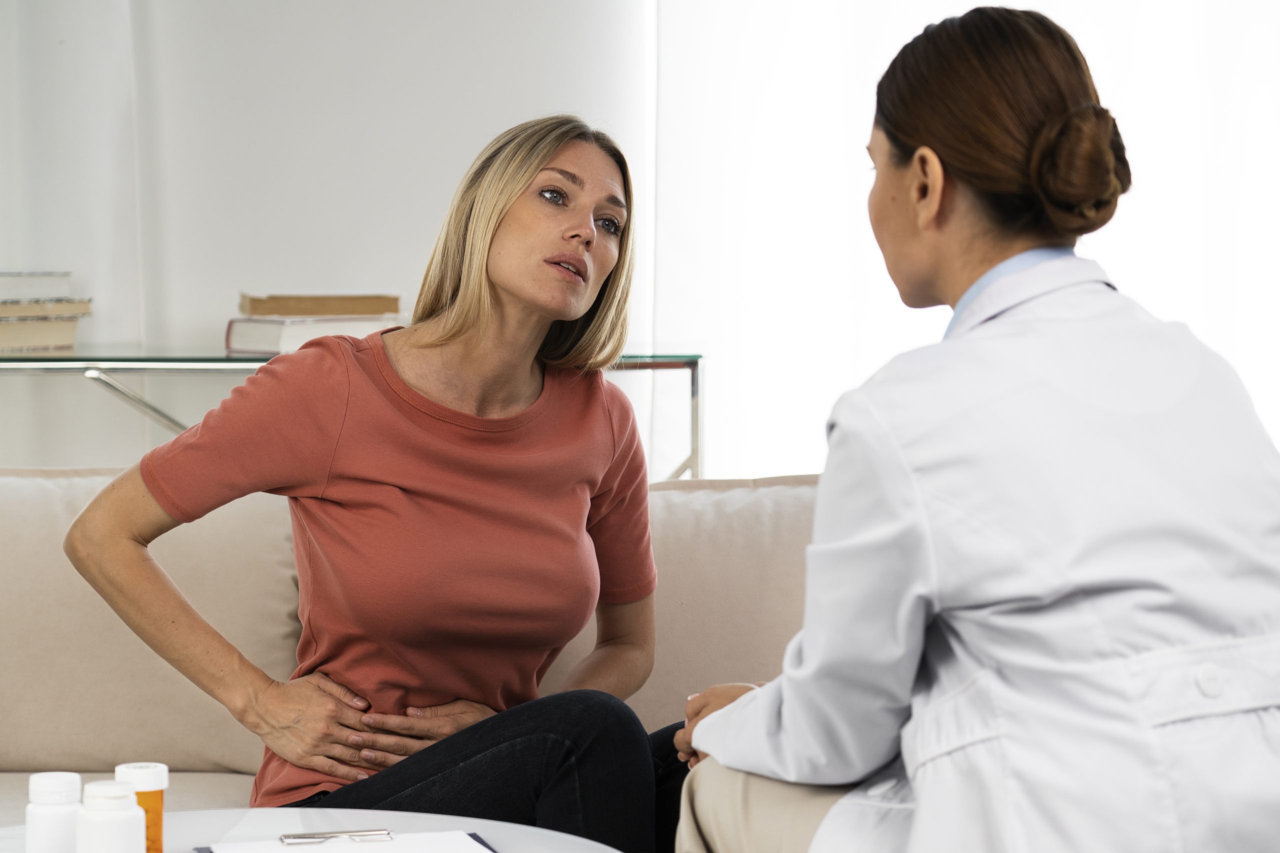 Mulher conversando com a médica